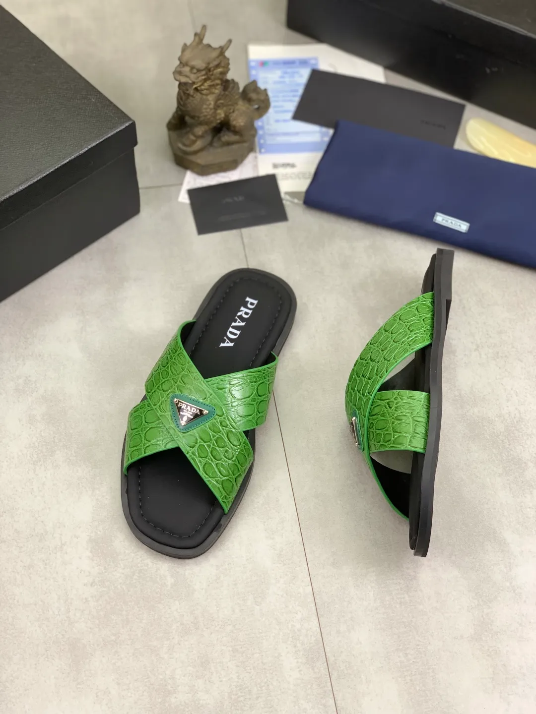 Men's shoes 💰P320💰【New style】🎁🎁🎁 PRADA Prada's new casual slippers, original official website 1:1, perfect workmanship, conveying a kind of noble luxury, sublimating its definition of luxury in Prada's high-end extraordinary craftsmanship. Original combination outsole, size: 39-46 colors 🉑️ to choose from
